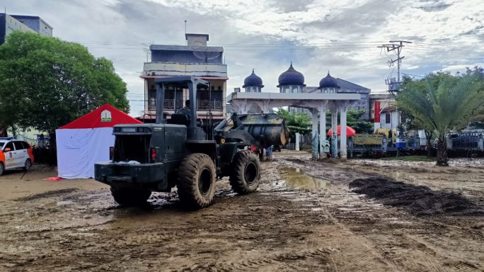 Yonzipur 16 / DA kerahkan alat berat bersihkan material banjir di Meunasah Balek Pidie Jaya