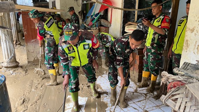 Personel Yonif TP 857/GG Bantu Bersihkan Rumah Lansia Terdampak Banjir di Gampong Adan Pidie