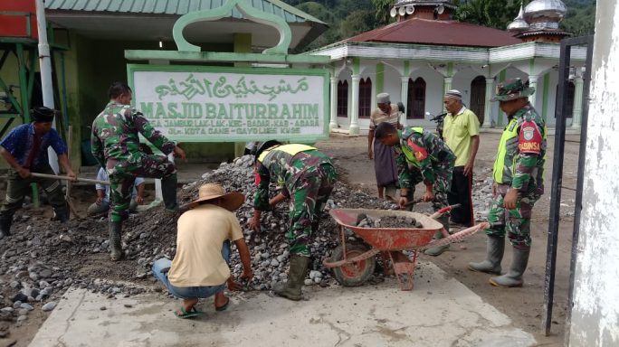 Babinsa Kodim 0118/Agara bersihkan material banjir di Ketambe, Aceh Tenggara