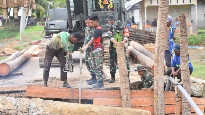 Kodim 0111/Bireuen kerahkan Banbinsa percepat pembangunan jembatan Bailey Desa Matang Bangka
