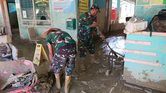 Sinergi TNI Dan Pegawai Puskesmas Bersihkan Puskesmas Sekerak Pasca Banjir