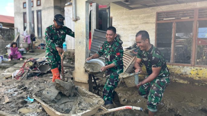 Prajurit Kodam IM Hadir Ringankan Beban Warga Pasca Banjir di Desa Jojo, Pidie