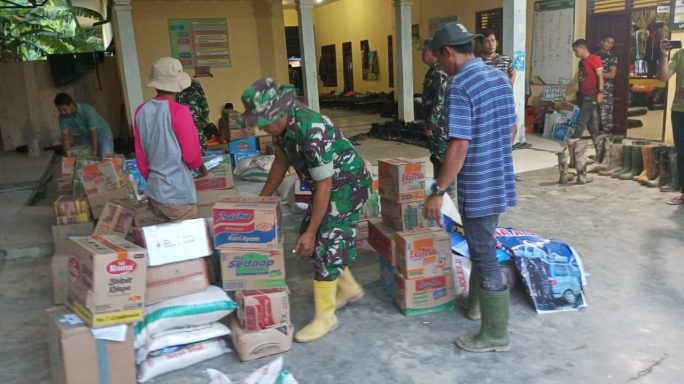Kepedulian Prajurit Kodam IM, Salurkan Bantuan dan Bersihkan Fasilitas Publik Pasca Banjir