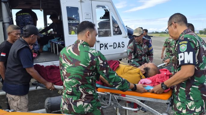 TNI Evakuasi Tiga Warga Bener Meriah ke Banda Aceh Menggunakan Helikopter