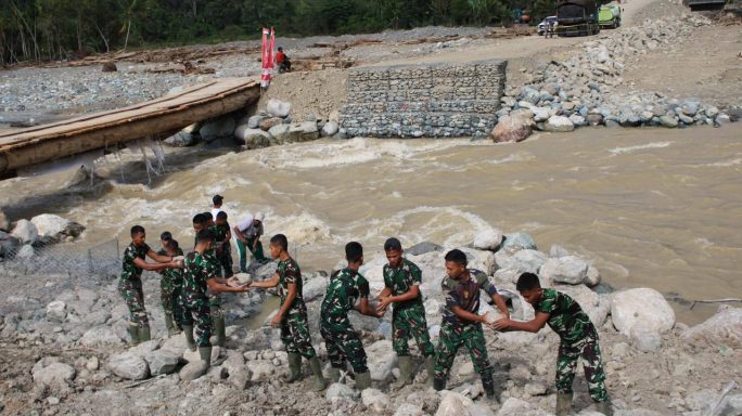 Prajurit Yonif TP 856/SBS Bersama Warga Laksanakan Pemasangan Bronjong Abutmen Jembatan Bailey di Beutong Ateuh
