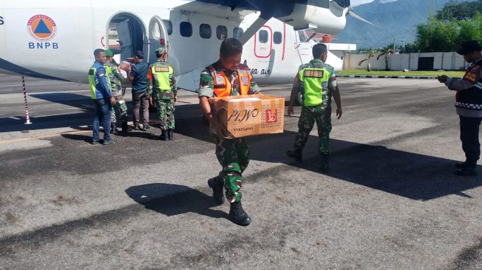 Batuud Koramil 0108-07/Semadam Sambut Bantuan Posko BNPB Provinsi Aceh Kepada Korban Musibah Bencana Banjir di Agara