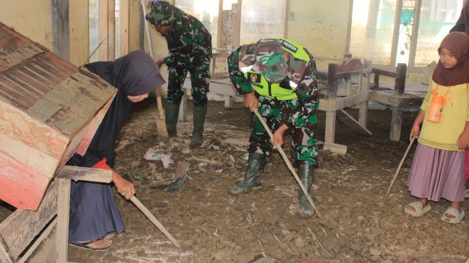 Personel Yonif TP 857/GG melaksanakan kegiatan karya bakti pembersihan lingkungan di Dayah Hadiqatul Ma’arif