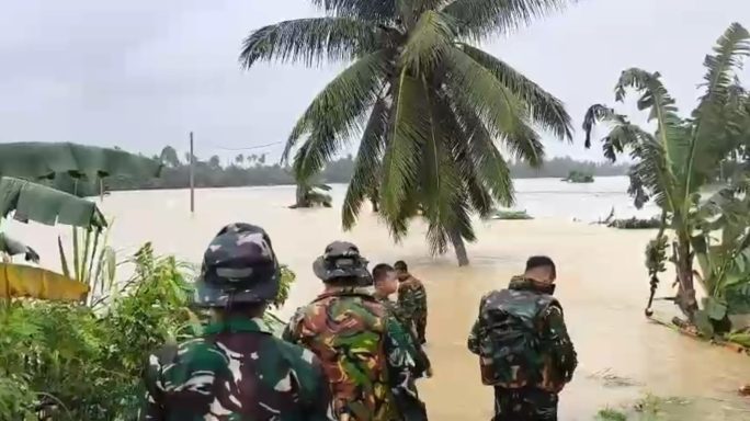 Aksi Heroik Prajurit TNI Yonif TP 853/BRB bantu warga terbawa arus banjir di Aceh Timur