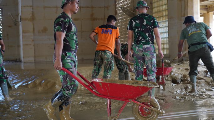 Satgas Gulbencal Kodam IM Bersihkan Masjid Pesantren Darul Mukhlisin Pasca Banjir