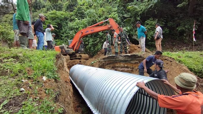 Prajurit Kodam IM Rampungkan Pemasangan Jembatan ARMCO Tahap I di Aceh Timur