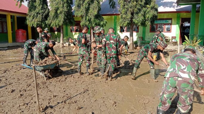 Satgas Gulbencal TNI Bersihkan MIN 12/Pidie Jaya Pasca Bencana, Ajak Masyarakat Bangkit dan Peduli