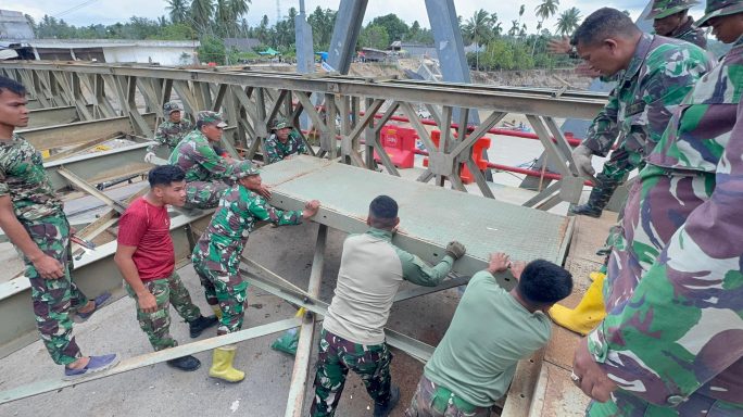 Capai 80 Persen, Prajurit TNI dan Kementerian PU Kebut Pembangunan Jembatan Bailey Kuta Blang