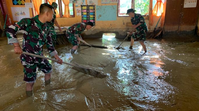 Menembus Lumpur Demi Rakyat, Prajurit Yonif 114/Satria Musara Bangkitkan Harapan di Aceh Tengah