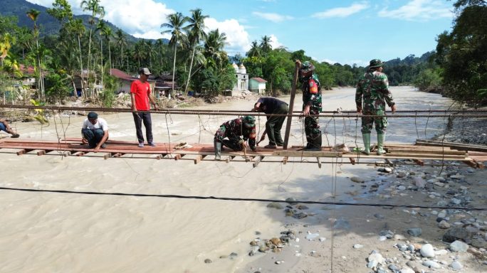 Prajurit Kodam IM dan Warga Rampungkan Perbaikan Jembatan Gantung di Aceh Tenggara
