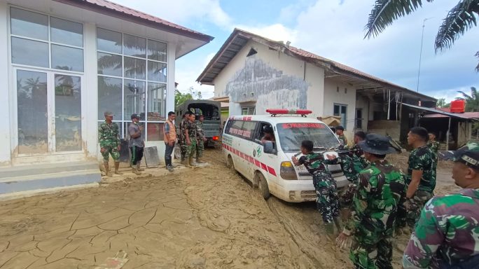 Prajurit Kodam IM Gotong Royong Bersihkan Puskesmas Manyak Payed Aceh Tamiang Pascabanjir