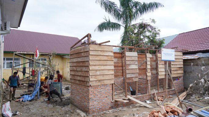 Satgas Gulbencal Kodam IM bangun MCK bagi warga terdampak Banjir di Aceh Tamiang