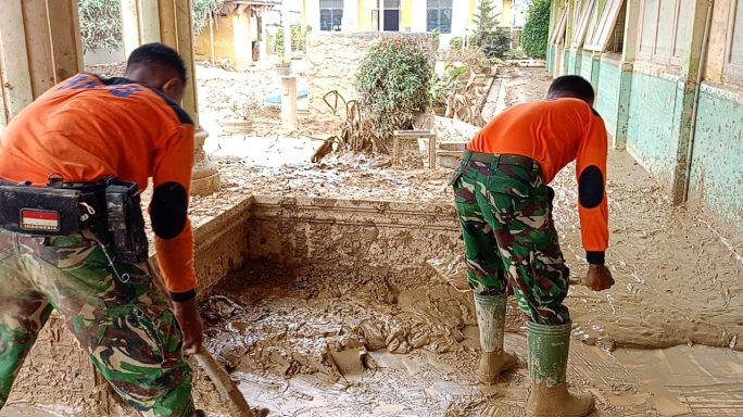 Personil Koramil 08/Rantau Bersama Personel Satgas Penanggulan Bencana Dari Yon TP 899/BSG melaksanakan Pembersihan Lanjutan di SMAN I Kjm