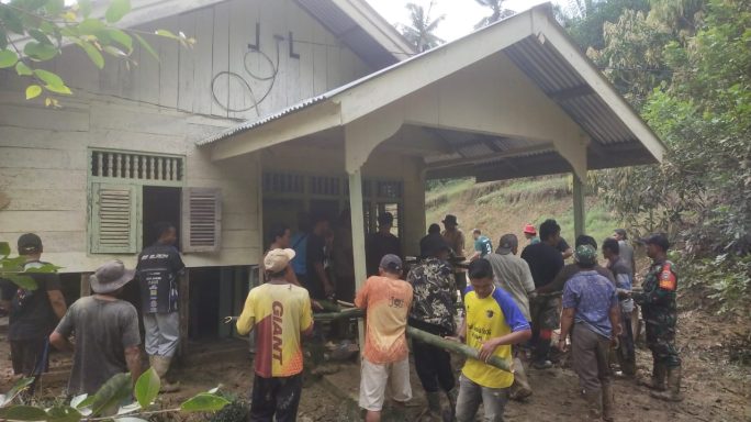 Peduli Warga Binaan, oleh Serma Enang Sutarman Gotong Royong Pasang Penyangga Rumah