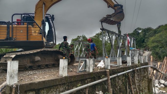 Satgas Gulbencal Bangun Jembatan Bailey di Desa Lot Bener, Kecamatan Bener Kelipah, Bener Meriah