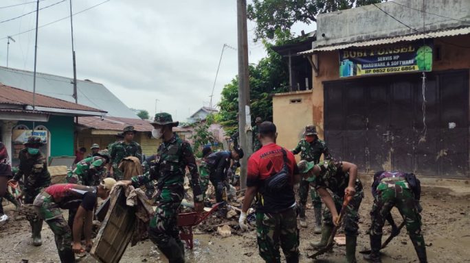 Prajurit Kodam Iskandar Muda Bersihkan Area Pasar Kuala Simpang, Dorong Pemulihan Ekonomi Pasca Banjir.