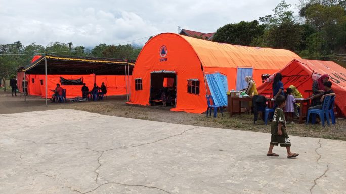 Satgas Gulbencal Kodam IM Bangun Fasilitas tidur (Para – Para) di tenda pengungsian Bener Meriah