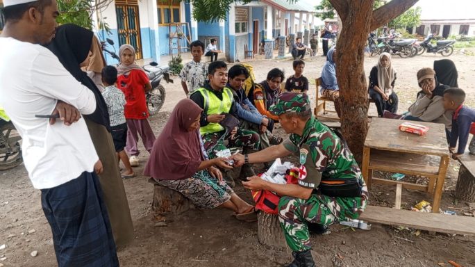 Tim Kesehatan TNI beri Layanan Kesehatan korban Banjir ke pelosok Aceh Tengah