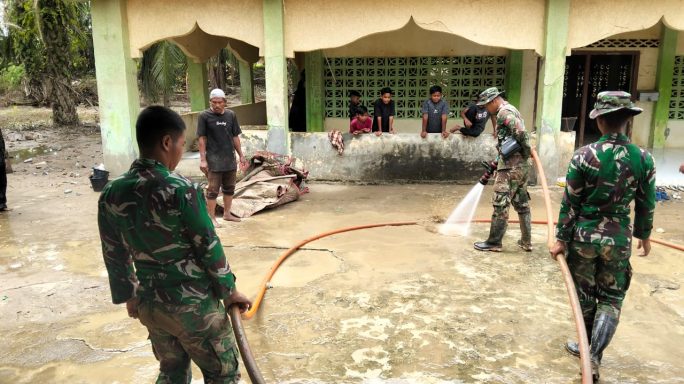 Sinergi Yon Zipur-5/Brawijaya, Koramil 29/Langkahan, dan Warga Bersihkan Fasilitas Pendidikan dan Masjid Pascabanjir di Desa Gedumbak