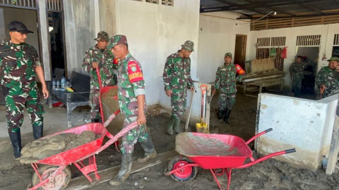 Babinsa Kodim 0102/Pidie Bersihkan Balai Pengajian Darul Fallah Al Aziziah Pascabanjir