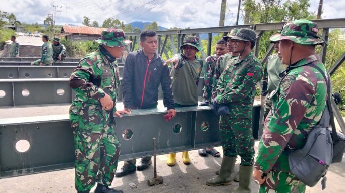 Pasi Ops Dim 0119/BM Pantau Perakitan Jembatan Bailey Di Desa Jamur Ujung Dan Desa Karang Rejo