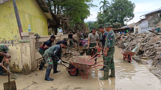 Prajurit Macan Leuser Bersihkan SD Negeri Kota Lintang, Aceh Tamiang Demi Dukung Pemulihan Pasca Banjir