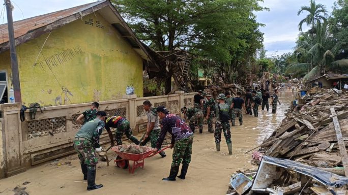 Ratusan Prajurit Yonif 115/ML bersihkan SD Negeri Kota Lintang Aceh Tamiang