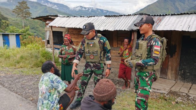 Satgas Yonif 112/DJ Menyapa Warga Kampung Kalome Lewat Kegiatan Komunikasi Sosial