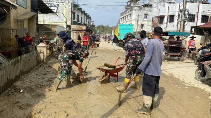 Ratusan Prajurit Yonif 115/ML bersama Relawan Bersihkan SMA Al – Jamiatul Washliyah Aceh Tamiang