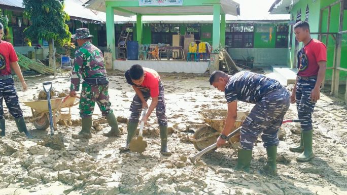 Pascabanjir, TNI Bantu Bersihkan Sekolah Dasar MIN 5 Telaga Meku