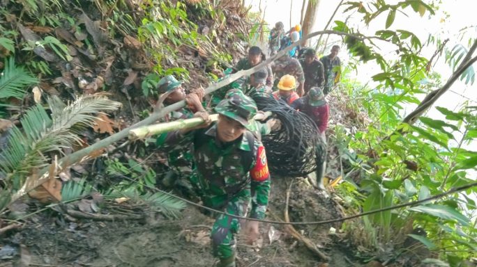 Melalui medan sulit selama tiga hari, Personel TNI dan PLN Distribusikan Genset Ke Desa terpencil Sikundo, Aceh Barat