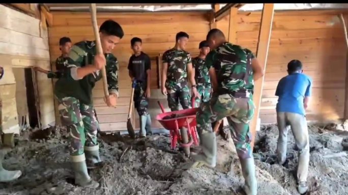 Prajurit Kodam IM dan Warga Bersinergi bersihkan Permukiman Pasca Banjir di Linge Aceh Tengah