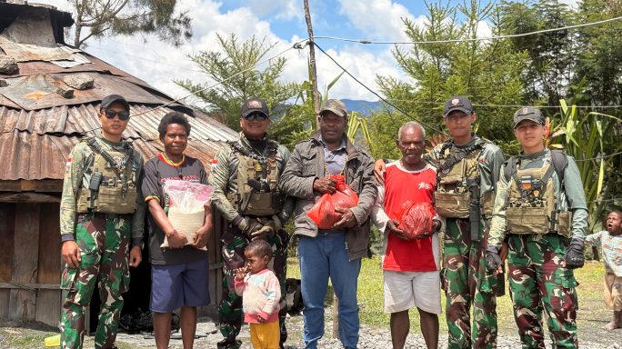 Satgas Yonif 112/DJ Hadir Sebagai Keluarga Bagi Warga Puncak Jaya