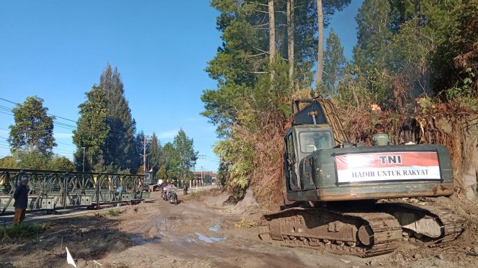 Bersihkan Lumpur dan Material Banjir Bandang di Aceh, TNI kerahkan Puluhan Alat Berat