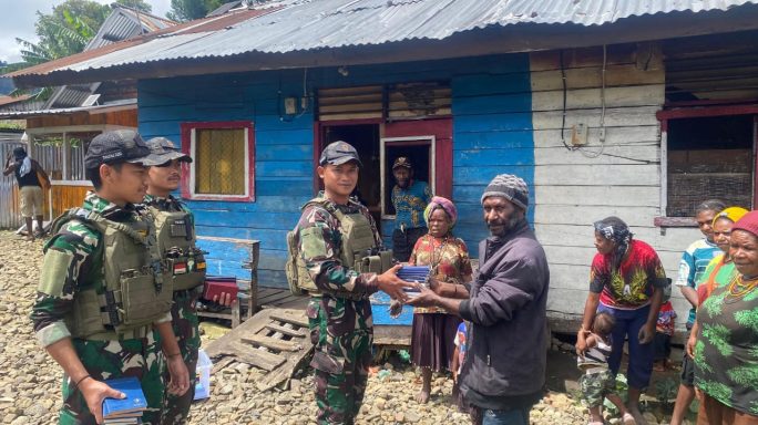 Satgas Yonif 112/DJ Laksanakan Anjangsana dan Gotong Royong di Puncak Jaya