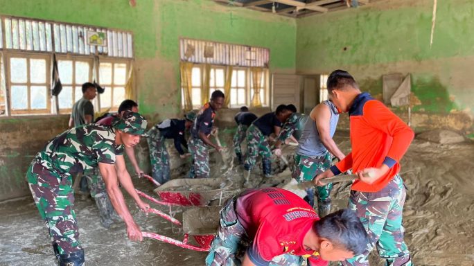 Satgas Gulbencal Kodam IM Bersihkan Sekolah terdampak Banjir di Aceh Tamiang