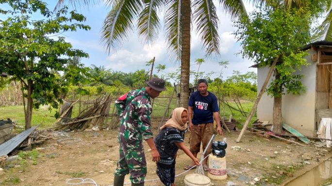 TNI AD Bangun Sumur Bor Untuk Penuhi Kebutuhan Air Bersih Warga Korban Banjir di Manyak Payed