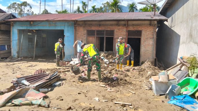 Pasca Banjir, Babinsa Bersama warga Masyarakat Bersihkan Tumpukan Material Sisa Banjir