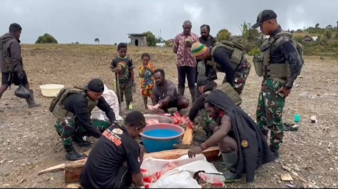 Satgas Yonif 112/DJ Jalin Kebersamaan Di Awal Tahun Lewat Makan Bersama Warga Papua