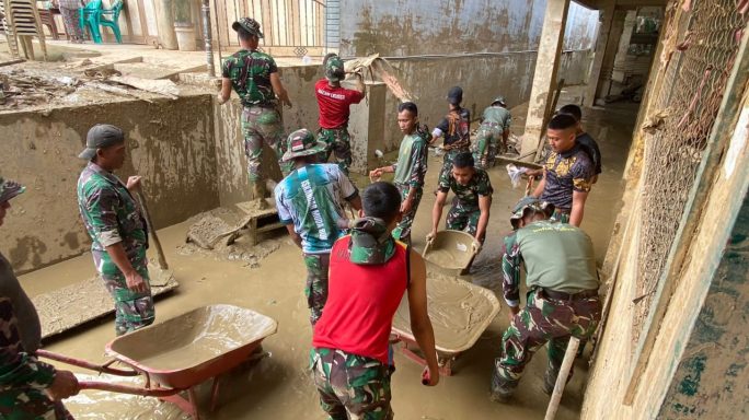 Prajurit Yonif 115/Macan Lauser Bersihkan Sekolah MTSS Darul Ulum Aceh Tamiang