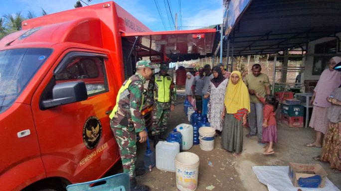 Kodim 0102/Pidie Salurkan Air Bersih bagi Warga Korban Banjir di Meurah Dua, Pidie Jaya