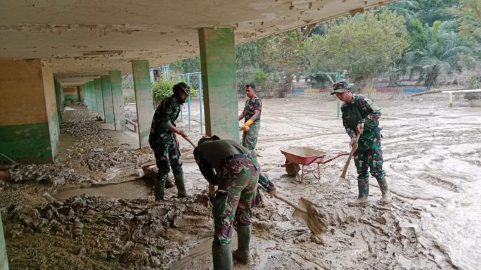 Prajurit Yonif 117/KY Bersihkan Lumpur Pasca Banjir di SD Swasta Dharma Patria Aceh Tamiang