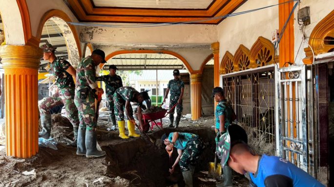 Prajurit Yonarmed 17/Rencong Cakti Bersihkan Meunasah Krueng Baroh, Pidie Jaya