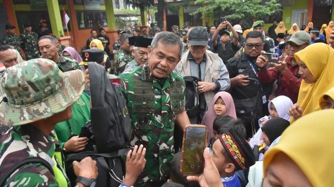 Kasad Kunjungi Sekolah Terdampak Banjir di Bener Meriah dan Bagikan Perlengkapan bagi Murid