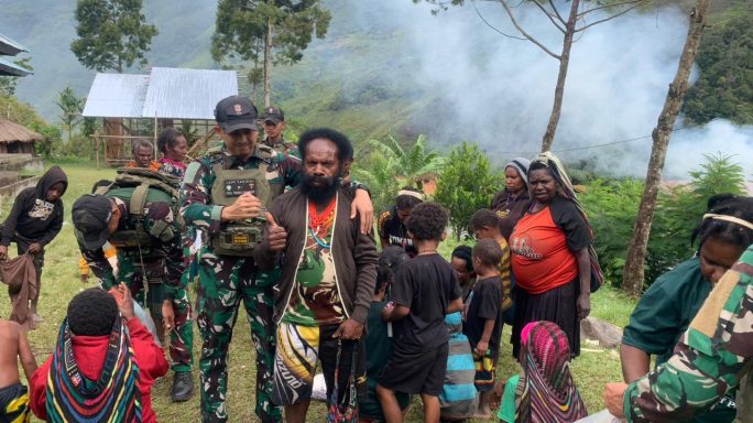 Berbagi Rasa Syukur di Awal Tahun, Satgas Yonif 112/DJ Tebar kebahagiaan di Puncak Jaya