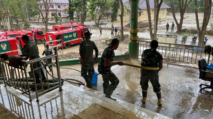 Puluhan Personel Yonif 115/ML Bersihkan Kantor Kesbangpol Aceh Tamiang